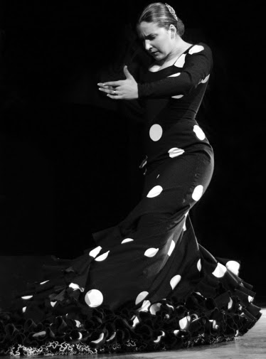 bailaora de flamenco en blanco y negro